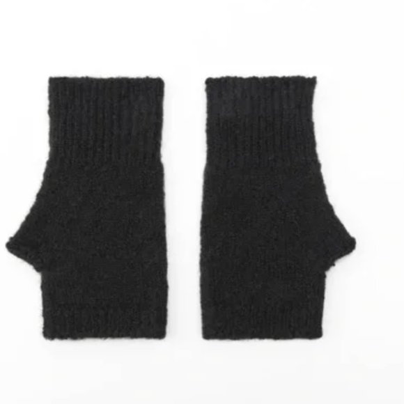 NWT Zara knit mittens black - Picture 2 of 2